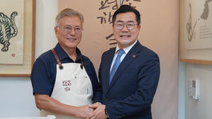 문재인 "듣도보도 못한 일 많아&hellip;정부 여당, 왜 그리 갈라치나"