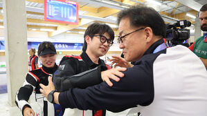 반효진→금지현 교체 승부수&hellip;올림픽 공기소총 혼성 은메달