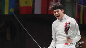[올림픽] "한 점만!" 긴 다리로 민첩하게&hellip;오상욱, 숨막히는 접전 끝 준결승행 (펜싱 남자 사브르 개인 8강)