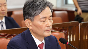 '빨간 넥타이' 맨 경찰청장 후보자에&hellip;"충성 맹세냐"