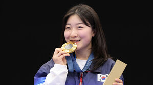 [올림픽] 금메달 물고 미소&hellip;"상상도 못한 일" 16세 반효진 일냈다 (사격 여자 10m 공기소총)