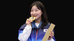 '16세' 반효진, 올림픽 사격 역대 여자 최연소 금메달 기록까지