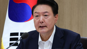 윤 대통령, 글로벌 증시 폭락에 "기민한 대응" 지시