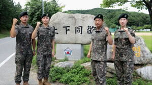 빗길에 전복된 차량 운전자 구조한 육군 장병들. (사진=육군22사단 제공)