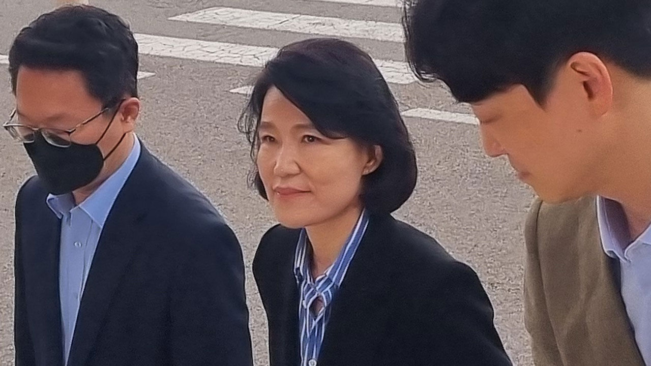 이진숙 방송통신위원장이 1일 오전 정부과천청사 방통위 청사로 출근하고 있다.