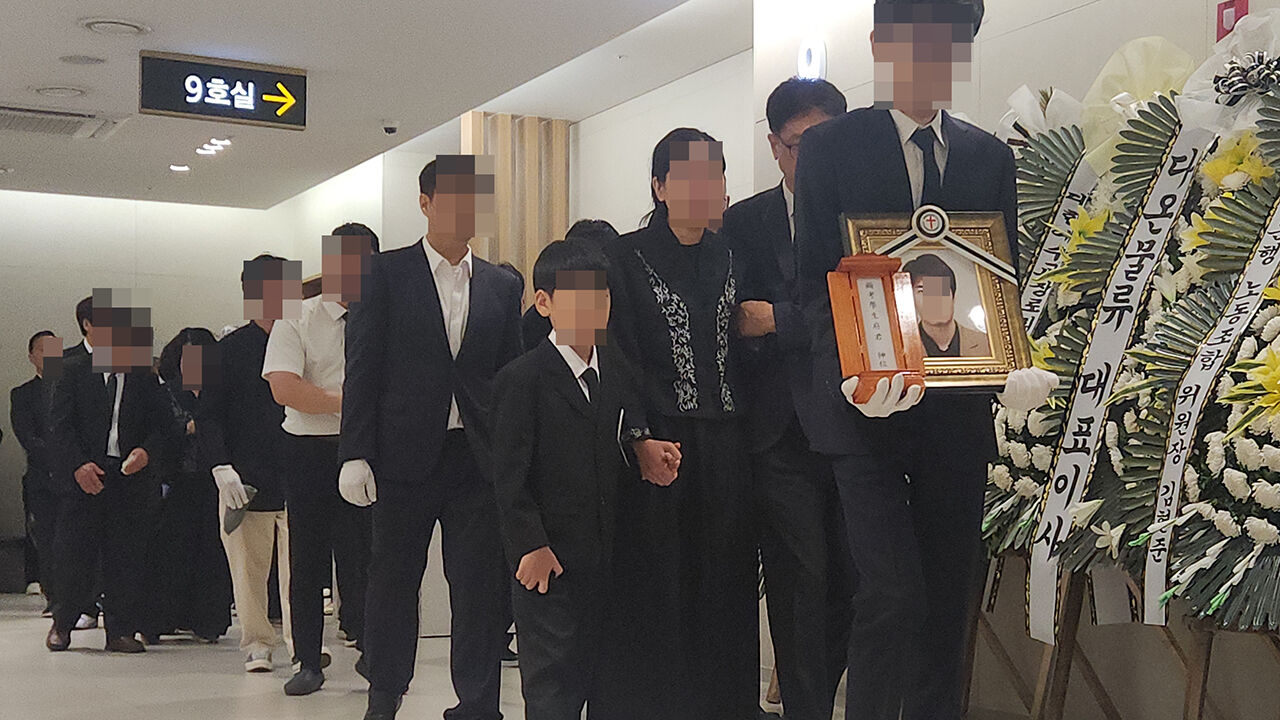 1일 오전 11시께 서울 은평성모병원 장례식장에서 '일본도 살인' 피해자 김 모 (43)씨 유족과 지인들이 발인식을 치른 뒤 운구 차량으로 이동하고 있다. 