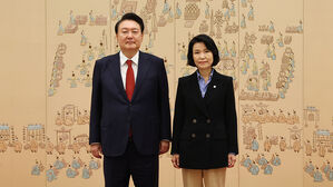 윤 대통령, 이진숙 방통위원장 임명장 수여&hellip;"고생 많으시다"