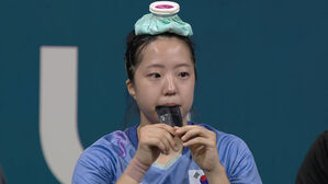 [올림픽] "또 먹고 있네요, 하하"&hellip;경기 도중 신유빈은 에너지 충전