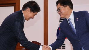 조국, 우원식 국회의장 만나 교섭단체 요건 완화 건의