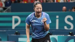 [올림픽] "동메달에 한 발짝"&hellip;포기하지 않은 신유빈, 다시 거머쥔 승리 (탁구 여자 단식 동메달 결정전)