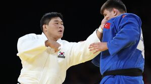 [올림픽] 유도 김민종, 8강 진출&hellip;절반 따낸 뒤 꺾기로 한판승