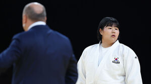 [올림픽] 유도 김하윤, 8강전서 판정 번복으로 절반패