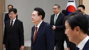 민주 "윤 대통령, 민생 무너졌는데 휴가 갈 염치 있나"