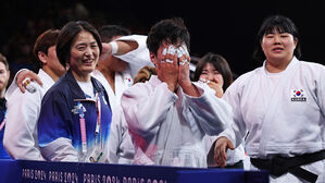 [올림픽] 안바울이 만들어낸 단체 동메달&hellip;"금메달보다 더 값진 동메달!" 모두 울컥 (유도 혼성 단체 동메달 결정전)
