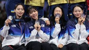 [올림픽] 은메달 목에 걸고 '활짝' 웃었다&hellip;자랑스러운 한국 펜싱 사브르 여제들 (시상식)