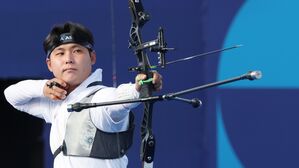 [올림픽] "뒷심 발휘한 승리"&hellip; 이우석, 준결승 진출 (양궁 남자 개인 8강)