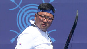 [올림픽] "은메달 확보!"&hellip; 김우진, 밀당 끝에 준결승 진출 (양궁 남자 개인 8강)