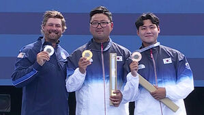 [올림픽] 애국가만 다섯 번째&hellip;금 김우진&middot;동 이우석, 마침내 활짝 웃었다 (시상식)