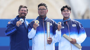 [올림픽] "색이 중요하냐, 딴 게 중요하지" 너스레&hellip;김우진&middot;이우석, 지금 이 순간 심정은?  (공식 인터뷰)