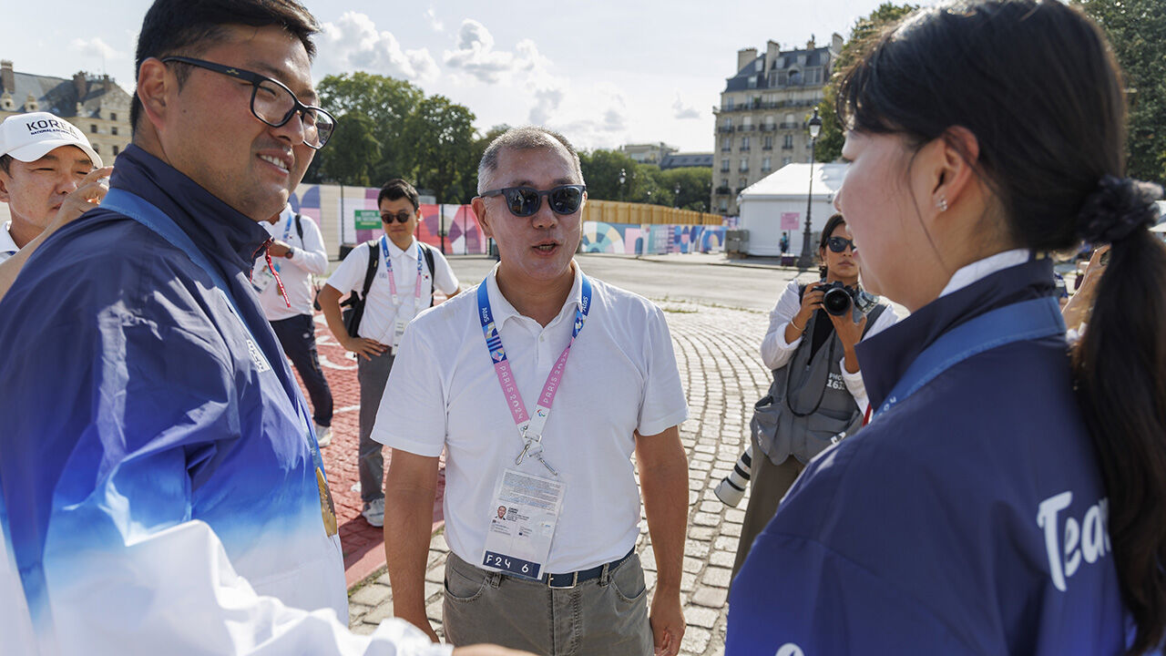 금메달을 획득한 임시현과 김우진에게 경기장에 응원온 정의선 현대차 회장이 격려의 말을 하고 있다. 