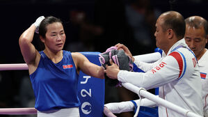 북한 복싱 영웅 방철미가 한국 임애지에게 "파이팅해라"