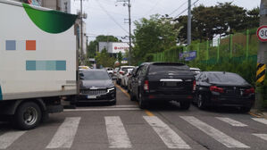 불법주차로 3년째 꽉 막힌 도로&hellip;당국은 핑계만 대고 '뒷짐'