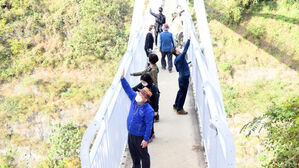 "안전 난간 높였지만"&hellip;광주 제석산 구름다리 추락 위험 여전