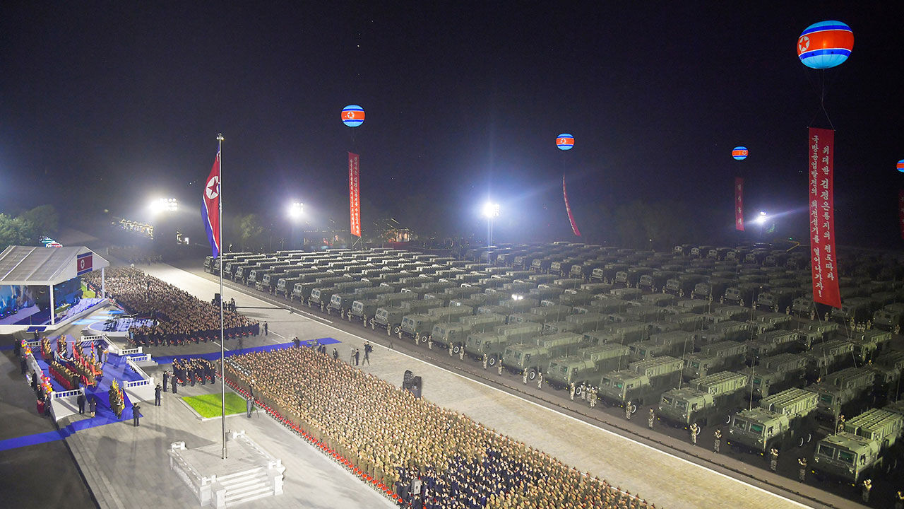신형 전술탄도미사일발사대 인계인수 기념식 (사진=평양 조선중앙통신, 연합뉴스)
