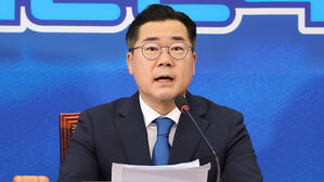 박찬대 "영부인 앞 비굴한 '콜검', 야당 &middot; 언론 상대로는 사찰"
