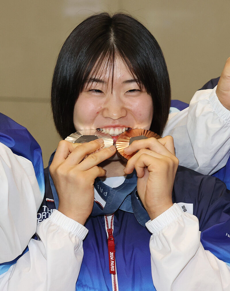 메달 깨무는 허미미 (사진=연합뉴스)