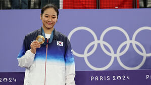 [올림픽] '대관식' 마친 안세영 "샴페인 흔들며 들어갈래요"