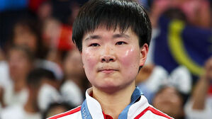 [올림픽] '은메달' 허빙자오&hellip;스페인 배지로 기권 패한 선수에 존중 표시