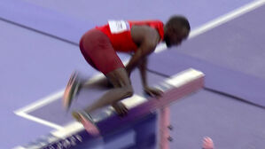 [올림픽] '앗' 그냥 지나쳐버린 허들&hellip;경기 중 돌발 변수 (육상 남자 3000m 장애물 예선 1조)