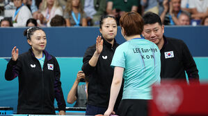 [올림픽] 언니들과 메달 도전 나선 신유빈 "같이 싸우러 가니 든든해요"