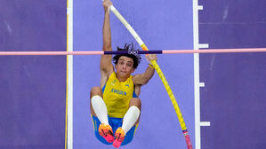 [올림픽] 듀플랜티스, 장대높이뛰기 세계신기록으로 대회 2연패