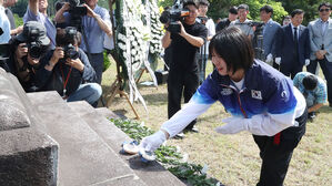 "제일 먼저 오고 싶었어요"&hellip;현조부 기적비에 메달 바친 허미미