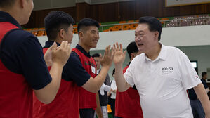 윤 대통령, 진해 해군기지서 휴가보내며 해군&middot;해병 장병 격려