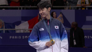 [올림픽] 첫 올림픽에 금메달&hellip;'역사 갱신' 20살 박태준, 수줍은 미소 (태권도 남자 -58kg 시상식)