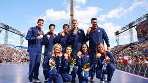 베이징 피겨 단체전 시상식, 드디어 열렸다&hellip;에펠탑 앞에서 방긋