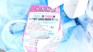 창원 도심 곳곳 쌓인 재활용품 쓰레기&hellip;폭염 겹쳐 불편 가중