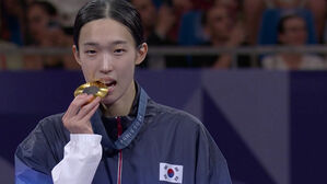 [올림픽] 금메달 주인 김유진의 여유로운 미소&hellip;센스 있게 금메달 '앙' (태권도 여자 -57kg 시상식)