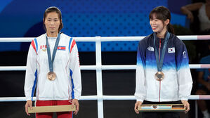 남북 나란히 선 복싱 시상대&hellip;작은 몸짓만 나눈 임애지-방철미