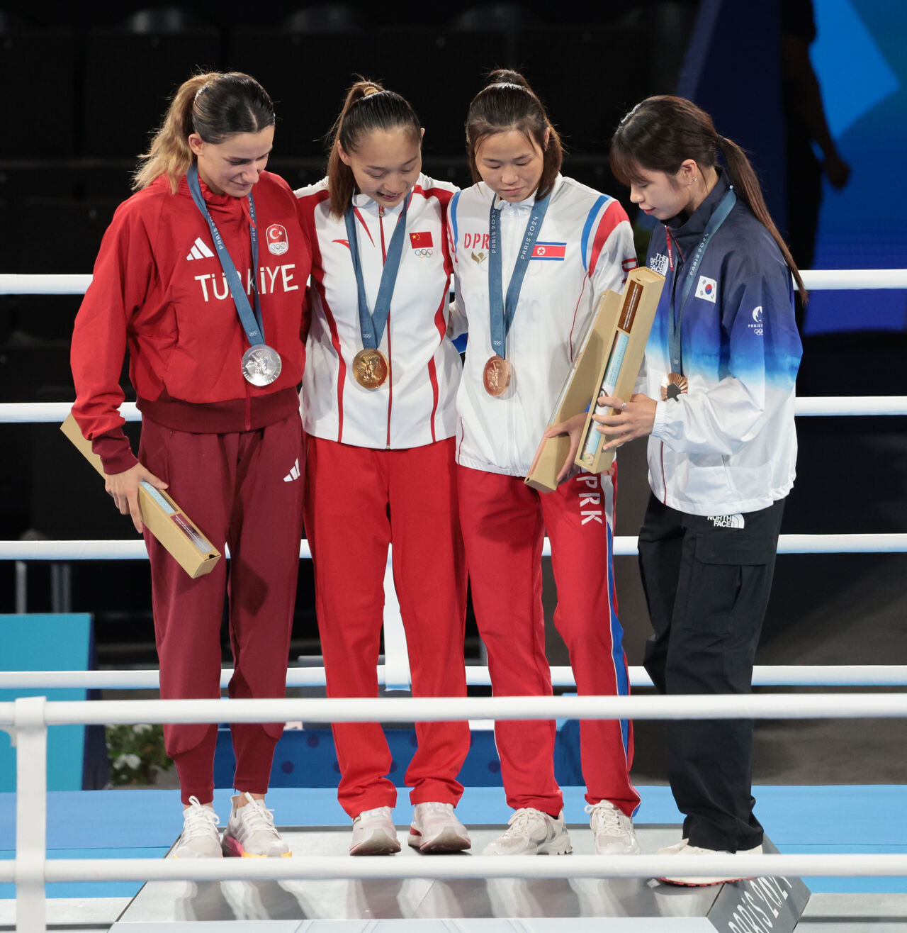 8일(현지시간) 프랑스 파리 롤랑가로스 경기장에서 열린 2024 파리올림픽 복싱 여자 54㎏급에서 동메달을 획득한 한국 임애지와 북한 방철미가 시상대에 오르고 있다.