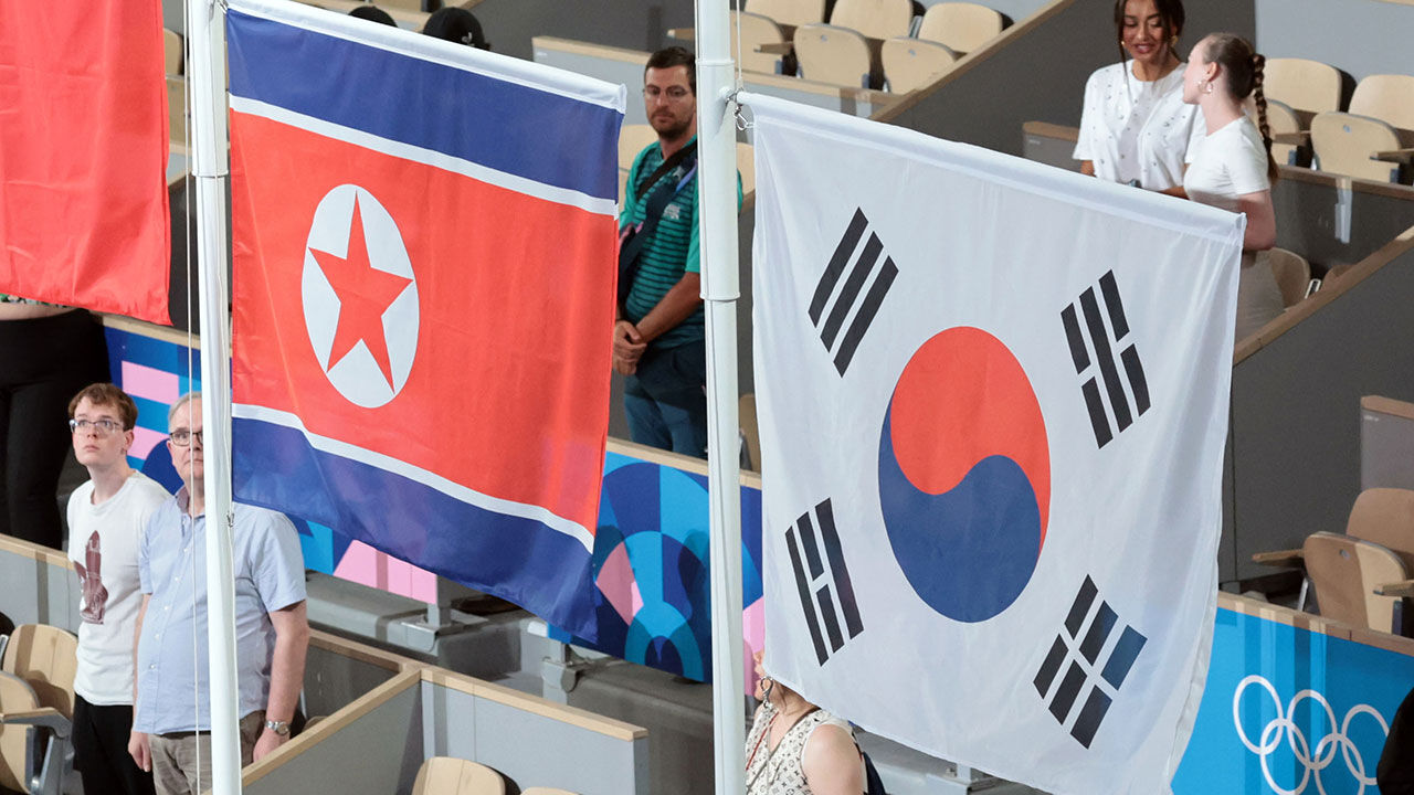 8일(현지시간) 프랑스 파리 롤랑가로스 경기장에서 열린 2024 파리올림픽 복싱 여자 54㎏급 시상식에서 동메달을 획득한 한국 임애지와 북한 방철미가 시상대에 오르자 태극기와 인공기가 게양되고 있다.