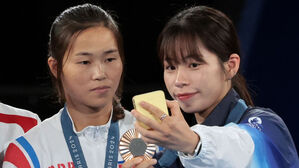 임애지 "비밀로 하겠습니다"&hellip;북 방철미도 뒤늦게 미소