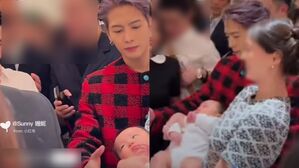 [SBS Star] VIDEO: "Be Careful! There Is a Baby!" JACKSON Seen Protecting Fan's Baby with All His Heart