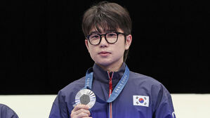 '한국 첫 메달' 사격 박하준, 프로야구 KT 홈 경기 시구