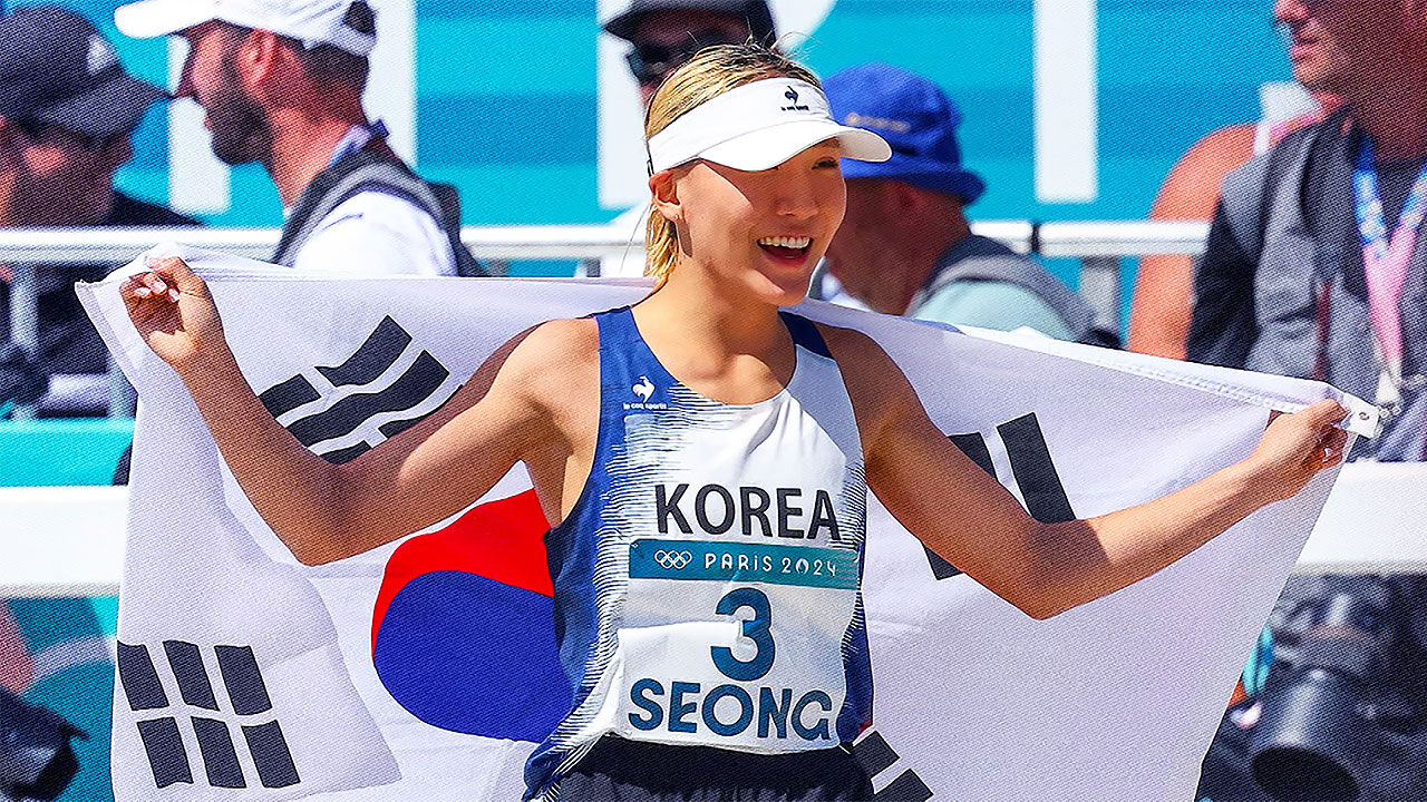 태극기 들고 기뻐하는 성승민
