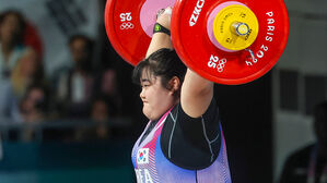 [올림픽] '전설' 장미란의 길을 걷는다&hellip;박혜정, 첫 출전서 은메달 '번쩍'