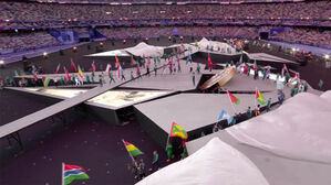 [올림픽] 메달 모형 둘러싸는 선수들&hellip;참가국 대표 기수 입장 (파리 2024 폐회식)